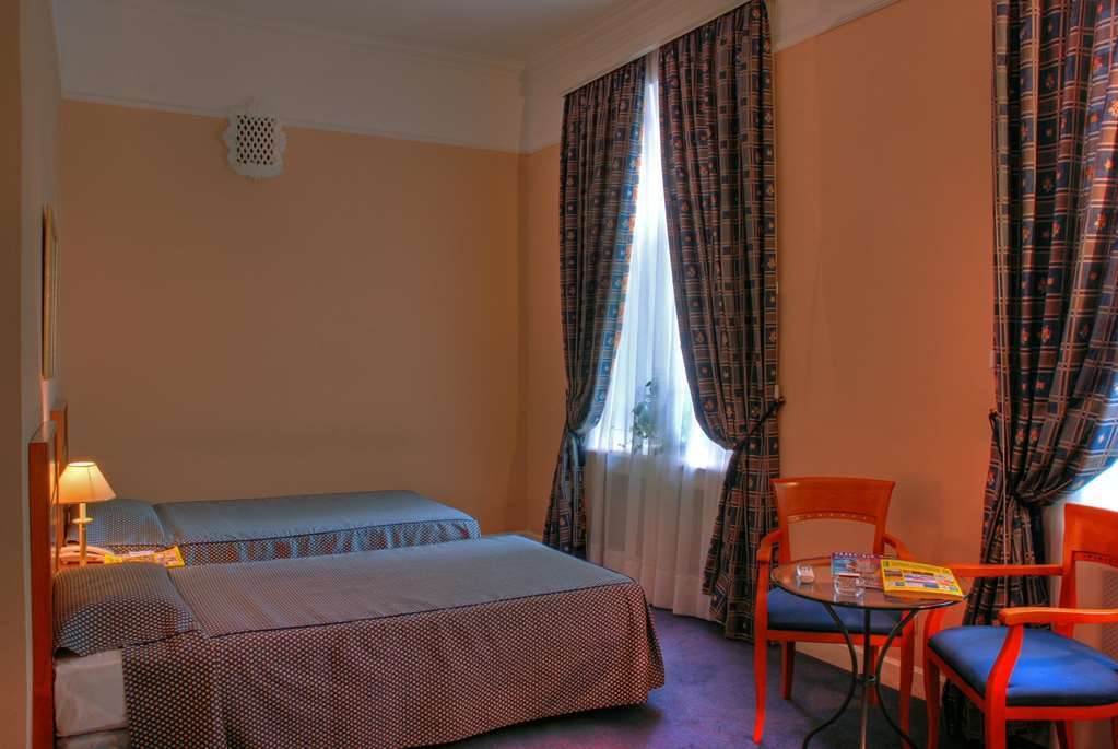 Grand Hotel Ukraine Днепър Стая снимка